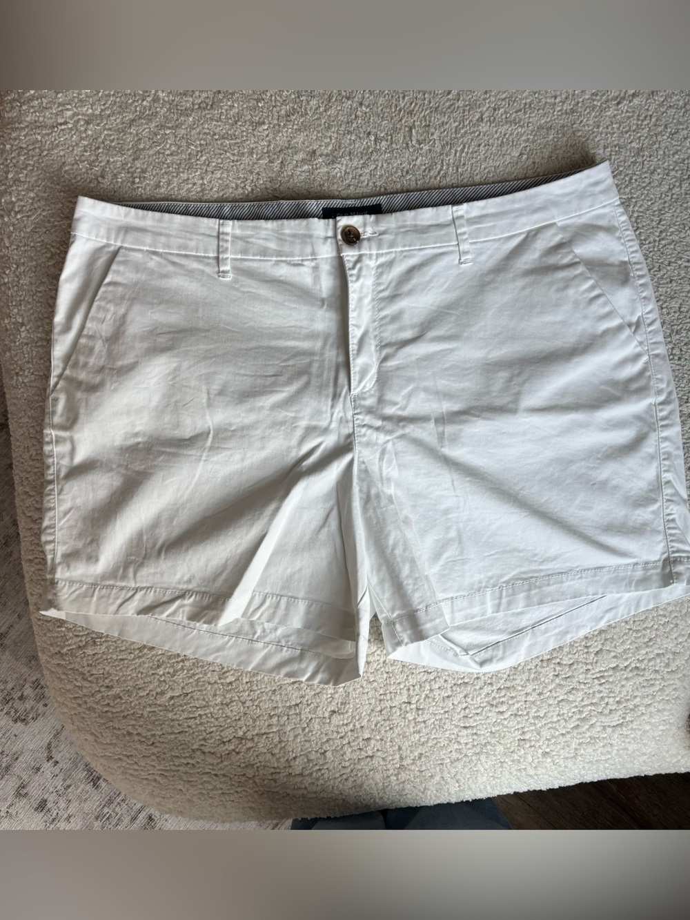 Old Navy Women's White Casual Shorts. Size 16. Like New.